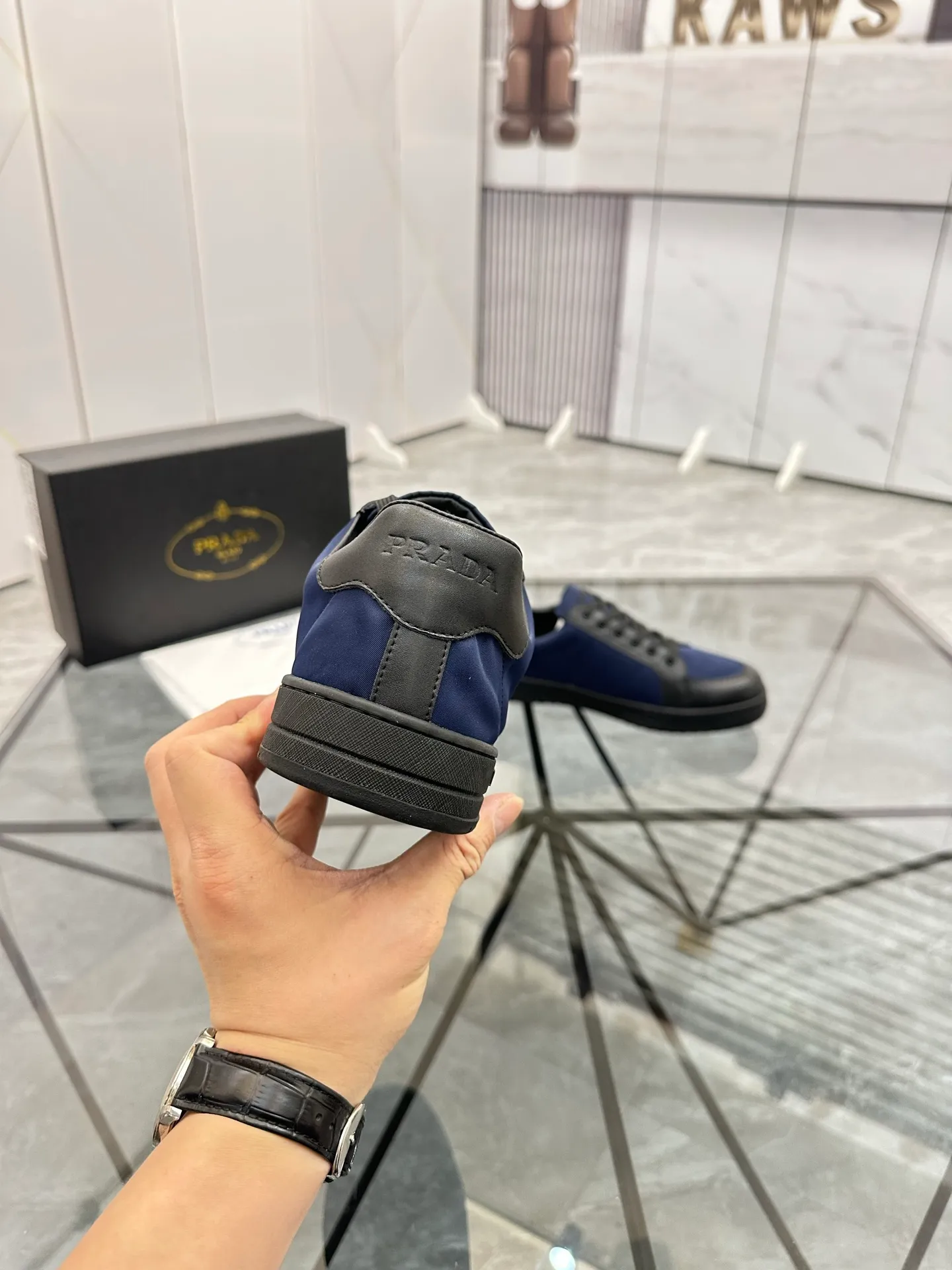 Men's shoes: 💰P400¥ Product trademark: Prada *"Prada*" low-top casual shoes Regular size: 38-44 (can be customized to 45) Product materials: imported cowhide leather upper spliced ​​with original fabric, sheepskin lining, original outsole. Number: 020